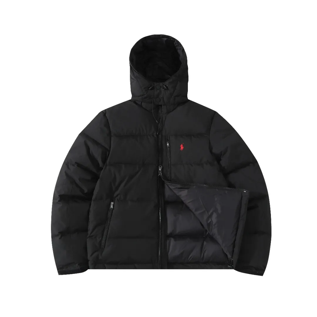P660 #R54 Ralph Lauren/Ralph Lauren hooded down jacket (top quality, feel free to compare), using imported Barudan embroidery machine, carefully crafted with thousands of needles electric embroidery technology. Imported No. 7 needles and special embroidery thread ensure that every letter of the polo logo is full, three-dimensional and clear, creating the "most expensive embroidery logo" that can be called a work of art. Top-notch velvet core, luxurious warmth. Filled with national standard 80% high-quality white duck down, bringing excellent thermal insulation performance. At the same time, it is lightweight and can quickly regain its fluffiness after compression, bringing you a warm embrace without burden and resisting the harsh winter. Technical fabrics, no fear of wind and snow •Long-lasting fluffy and shape-retaining: High-quality filling ensures that the down jacket is not easy to stiffen and keeps you warm for a long time. •Strict anti-velvet technology: Using 400T gall fabric with pinhole retraction technology, it fundamentally eliminates the phenomenon of velvet leakage and makes wearing more secure. •All-round protective experience: Windproof and waterproof matte fabric, combined with an adjustable hem with a built-in drawstring buckle, can effectively lock in temperature and cold, and cope with changeable weather. Perfect details, creating a classic •Original electroplated YK zipper, smooth and durable, with brand texture highlighted in every detail. •Detachable hood design, one garment can be worn multiple times to meet different occasions and outfit needs. •Original hangtag and washed label, quality guaranteed. Five colors come together for couples to enjoy together: black is cool, beige is gentle, navy is calm, khaki is retro, and green is fresh. Available in five colors, the same style for men and women, it can be worn perfectly as a couple's outfit or a personalized item, becoming an indispensable fashion equipment on the streets in winter. Color: black, khaki, navy blue, army green, beige Size: S M L 66 67
